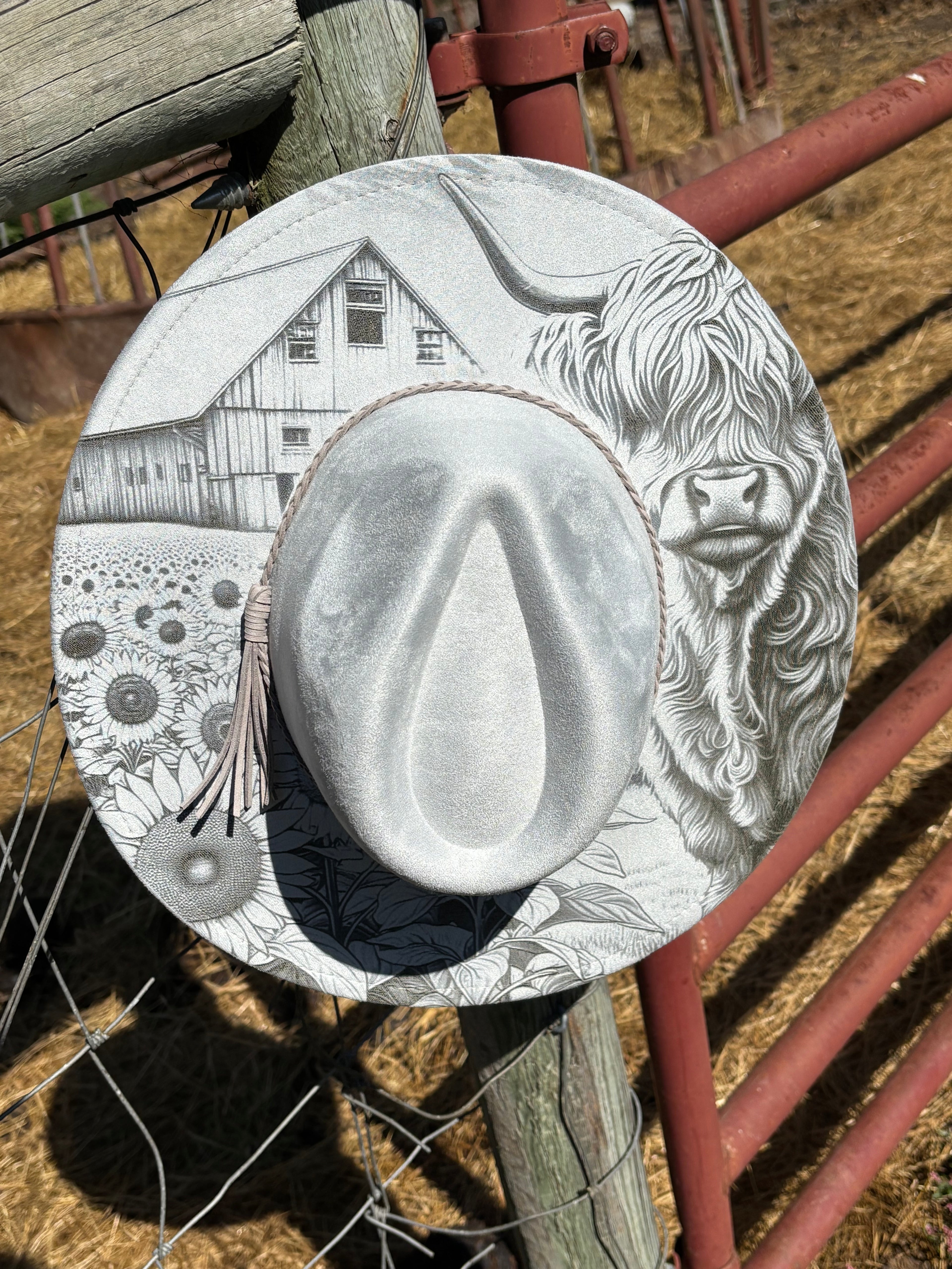 Engraved suede fedora hat in light gray with engraved lion and landscape artwork